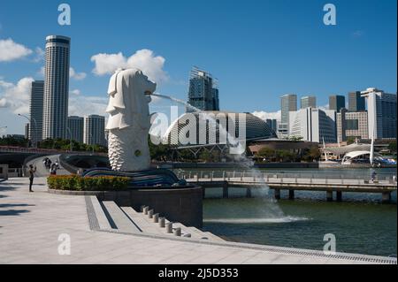 23 settembre 2021, Singapore, Repubblica di Singapore, Asia - la statua della Fontana nel Parco Merlion sulle rive del Fiume Singapore a Marina Bay con lo skyline del centro durante la crisi di Corona in corso. Il numero di nuove infezioni locali con il virus COVID-19 è il più alto dall'inizio della pandemia, con più di 1500 infezioni in un giorno. Nel frattempo, 82 della popolazione sono state vaccinate due volte. [traduzione automatizzata] Foto Stock