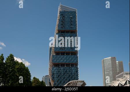 23 settembre 2021, Singapore, Repubblica di Singapore, Asia - Vista esterna della South Beach Tower, un complesso commerciale e residenziale di alto livello misto nel centro della città. Il complesso edilizio ospita, tra gli altri, il JW Marriott Hotel, oltre a uffici, negozi e unità residenziali ed è stato progettato dalla ditta di architettura Foster and Partners. [traduzione automatizzata] Foto Stock