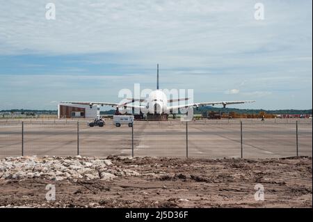 11 ottobre 2021, Singapore, Repubblica di Singapore, Asia - due linee aeree Singapore (sia) smantellate Airbus A380s e un Boeing 777-200 sono parcheggiati presso il Changi Exhibition Centre in attesa di smantellamento. L'aeromobile passeggeri verrà smantellato in un processo che richiederà circa due mesi e le parti utilizzabili verranno utilizzate come parti di ricambio per il resto della flotta. Il disassemblaggio dell'aeromobile viene effettuato dal dipartimento di ingegneria della compagnia aerea, sia Engineering, e segna la prima volta che sia ha smontato l'aeromobile sul sito. [traduzione automatizzata] Foto Stock