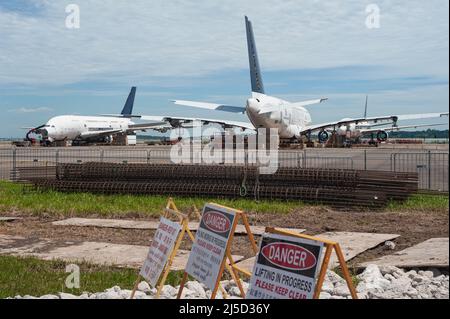 11 ottobre 2021, Singapore, Repubblica di Singapore, Asia - due linee aeree Singapore (sia) smantellate Airbus A380s e un Boeing 777-200 sono parcheggiati presso il Changi Exhibition Centre in attesa di smantellamento. L'aeromobile passeggeri verrà smantellato in un processo che richiederà circa due mesi e le parti utilizzabili verranno utilizzate come parti di ricambio per il resto della flotta. Il disassemblaggio dell'aeromobile viene effettuato dal dipartimento di ingegneria della compagnia aerea, sia Engineering, e segna la prima volta che sia ha smontato l'aeromobile sul sito. [traduzione automatizzata] Foto Stock