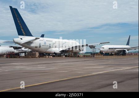 11 ottobre 2021, Singapore, Repubblica di Singapore, Asia - due linee aeree Singapore (sia) smantellate Airbus A380s e un Boeing 777-200 sono parcheggiati presso il Changi Exhibition Centre in attesa di smantellamento. L'aeromobile passeggeri verrà smantellato in un processo che richiederà circa due mesi e le parti utilizzabili verranno utilizzate come parti di ricambio per il resto della flotta. Il disassemblaggio dell'aeromobile viene effettuato dal dipartimento di ingegneria della compagnia aerea, sia Engineering, e segna la prima volta che sia ha smontato l'aeromobile sul sito. [traduzione automatizzata] Foto Stock