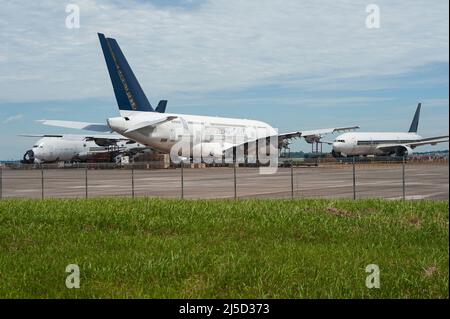 11 ottobre 2021, Singapore, Repubblica di Singapore, Asia - due linee aeree Singapore (sia) smantellate Airbus A380s e un Boeing 777-200 sono parcheggiati presso il Changi Exhibition Centre in attesa di smantellamento. L'aeromobile passeggeri verrà smantellato in un processo che richiederà circa due mesi e le parti utilizzabili verranno utilizzate come parti di ricambio per il resto della flotta. Il disassemblaggio dell'aeromobile viene effettuato dal dipartimento di ingegneria della compagnia aerea, sia Engineering, e segna la prima volta che sia ha smontato l'aeromobile sul sito. [traduzione automatizzata] Foto Stock