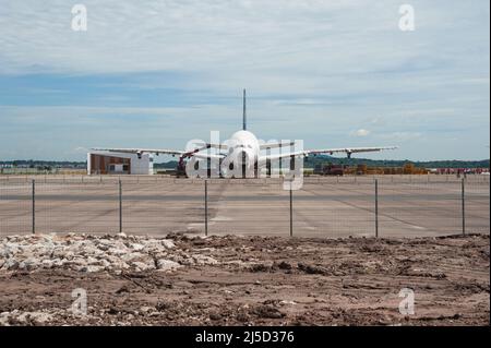 11 ottobre 2021, Singapore, Repubblica di Singapore, Asia - due linee aeree Singapore (sia) smantellate Airbus A380s e un Boeing 777-200 sono parcheggiati presso il Changi Exhibition Centre in attesa di smantellamento. L'aeromobile passeggeri verrà smantellato in un processo che richiederà circa due mesi e le parti utilizzabili verranno utilizzate come parti di ricambio per il resto della flotta. Il disassemblaggio dell'aeromobile viene effettuato dal dipartimento di ingegneria della compagnia aerea, sia Engineering, e segna la prima volta che sia ha smontato l'aeromobile sul sito. [traduzione automatizzata] Foto Stock