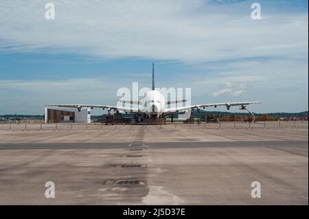 11 ottobre 2021, Singapore, Repubblica di Singapore, Asia - due linee aeree Singapore (sia) smantellate Airbus A380s e un Boeing 777-200 sono parcheggiati presso il Changi Exhibition Centre in attesa di smantellamento. L'aeromobile passeggeri verrà smantellato in un processo che richiederà circa due mesi e le parti utilizzabili verranno utilizzate come parti di ricambio per il resto della flotta. Il disassemblaggio dell'aeromobile viene effettuato dal dipartimento di ingegneria della compagnia aerea, sia Engineering, e segna la prima volta che sia ha smontato l'aeromobile sul sito. [traduzione automatizzata] Foto Stock