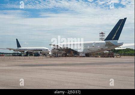 11 ottobre 2021, Singapore, Repubblica di Singapore, Asia - due linee aeree Singapore (sia) smantellate Airbus A380s e un Boeing 777-200 sono parcheggiati presso il Changi Exhibition Centre in attesa di smantellamento. L'aeromobile passeggeri verrà smantellato in un processo che richiederà circa due mesi e le parti utilizzabili verranno utilizzate come parti di ricambio per il resto della flotta. Il disassemblaggio dell'aeromobile viene effettuato dal dipartimento di ingegneria della compagnia aerea, sia Engineering, e segna la prima volta che sia ha smontato l'aeromobile sul sito. [traduzione automatizzata] Foto Stock