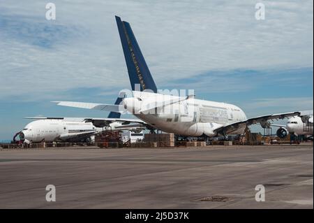 11 ottobre 2021, Singapore, Repubblica di Singapore, Asia - due linee aeree Singapore (sia) smantellate Airbus A380s e un Boeing 777-200 sono parcheggiati presso il Changi Exhibition Centre in attesa di smantellamento. L'aeromobile passeggeri verrà smantellato in un processo che richiederà circa due mesi e le parti utilizzabili verranno utilizzate come parti di ricambio per il resto della flotta. Il disassemblaggio dell'aeromobile viene effettuato dal dipartimento di ingegneria della compagnia aerea, sia Engineering, e segna la prima volta che sia ha smontato l'aeromobile sul sito. [traduzione automatizzata] Foto Stock