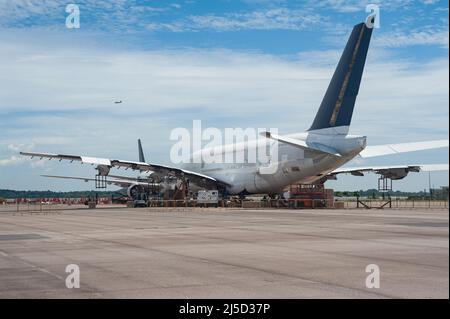 11 ottobre 2021, Singapore, Repubblica di Singapore, Asia - due linee aeree Singapore (sia) smantellate Airbus A380s e un Boeing 777-200 sono parcheggiati presso il Changi Exhibition Centre in attesa di smantellamento. L'aeromobile passeggeri verrà smantellato in un processo che richiederà circa due mesi e le parti utilizzabili verranno utilizzate come parti di ricambio per il resto della flotta. Il disassemblaggio dell'aeromobile viene effettuato dal dipartimento di ingegneria della compagnia aerea, sia Engineering, e segna la prima volta che sia ha smontato l'aeromobile sul sito. [traduzione automatizzata] Foto Stock