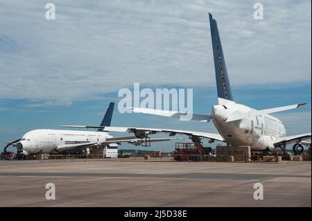 11 ottobre 2021, Singapore, Repubblica di Singapore, Asia - due linee aeree Singapore (sia) smantellate Airbus A380s e un Boeing 777-200 sono parcheggiati presso il Changi Exhibition Centre in attesa di smantellamento. L'aeromobile passeggeri verrà smantellato in un processo che richiederà circa due mesi e le parti utilizzabili verranno utilizzate come parti di ricambio per il resto della flotta. Il disassemblaggio dell'aeromobile viene effettuato dal dipartimento di ingegneria della compagnia aerea, sia Engineering, e segna la prima volta che sia ha smontato l'aeromobile sul sito. [traduzione automatizzata] Foto Stock