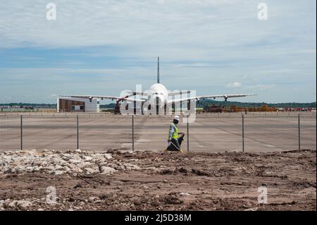 11 ottobre 2021, Singapore, Repubblica di Singapore, Asia - due linee aeree Singapore (sia) smantellate Airbus A380s e un Boeing 777-200 sono parcheggiati presso il Changi Exhibition Centre in attesa di smantellamento. L'aeromobile passeggeri verrà smantellato in un processo che richiederà circa due mesi e le parti utilizzabili verranno utilizzate come parti di ricambio per il resto della flotta. Il disassemblaggio dell'aeromobile viene effettuato dal dipartimento di ingegneria della compagnia aerea, sia Engineering, e segna la prima volta che sia ha smontato l'aeromobile sul sito. [traduzione automatizzata] Foto Stock