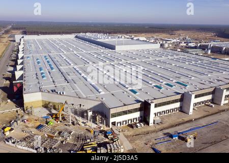 Gruenheide, 30 ottobre 2021 - veduta aerea del cantiere di costruzione di Tesla Gigafactory a Gruenheide. La fabbrica deve funzionare con il 100 per cento di energia rinnovabile nel lungo termine. I pannelli solari devono essere installati sul tetto. [traduzione automatizzata] Foto Stock