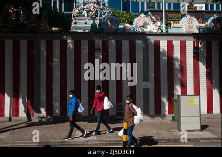 27 ottobre 2021, Singapore, Repubblica di Singapore, Asia - la scena quotidiana mostra gli uomini che indossano maschere facciali passeggiando oltre il tempio indù Sri Veeramakaliamman nel quartiere Little India durante la crisi di Corona. Il numero di nuove infezioni locali con il virus COVID-19 è il più alto dall'inizio della pandemia, con oltre 5000 infezioni in un giorno. [traduzione automatizzata] Foto Stock