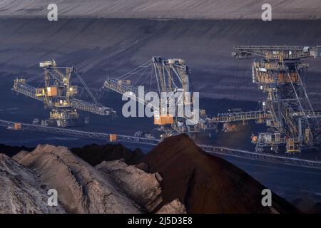 Welzow, 11 novembre 2021 - gli escavatori Lignite estraggono carbone nella miniera a cielo aperto Welzow, gestita da LEAG. La lignite viene alimentata nelle centrali elettriche Schwarze Pumpe e Jaenschwalde per generare elettricità. La graduale eliminazione della produzione di energia a carbone avverrà entro il 2038. [traduzione automatizzata] Foto Stock