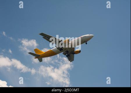 16 novembre 2021, Singapore, Repubblica di Singapore, Asia - Una compagnia aerea DHL cargo aereo dell'operatore Air Hong Kong (AHK) di tipo Airbus A300-600F con registrazione B-LDH sull'avvicinamento all'Aeroporto Internazionale di Changi. Air Hong Kong è una compagnia aerea cinese con sede a Hong Kong. [traduzione automatizzata] Foto Stock