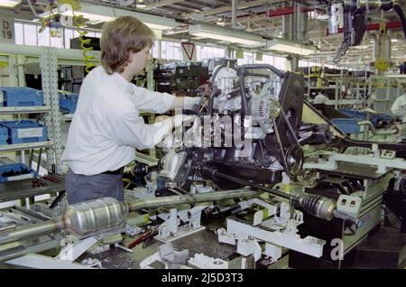 Eisenach, 1996-04-12 - produzione della Opel corsa presso lo stabilimento Opel di Eisenach, assemblaggio di un motore. [traduzione automatizzata] Foto Stock