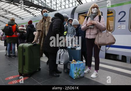 Berlino, 03.03.2022 - i rifugiati provenienti dall'Ucraina arrivano alla stazione centrale di Berlino in treno dalla Polonia. Migliaia di rifugiati ucraini sono già arrivati in Germania. [traduzione automatizzata] Foto Stock