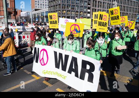 '13.03.2022, Berlino, Germania, Europa - manifestanti e attivisti della pace da Greenpeace marcia lungo Grunerstrasse nel distretto di Mitte. A Berlino ancora decine di migliaia di persone dimostrano per la pace in Europa e contro la guerra di aggressione della Russia in Ucraina. La grande dimostrazione conduce da Alexanderplatz via Potsdamer Platz alla colonna della Vittoria e si svolge sotto il motto 'Stop the war! Pace e solidarietà per il popolo ucraino». [traduzione automatizzata]' Foto Stock