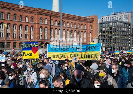 '13.03.2022, Berlino, Germania, Europa - manifestanti e attivisti della pace marciano lungo Grunerstrasse nel distretto di Mitte. A Berlino ancora decine di migliaia di persone dimostrano per la pace in Europa e contro la guerra di aggressione della Russia in Ucraina. La grande dimostrazione conduce da Alexanderplatz via Potsdamer Platz alla colonna della Vittoria e si svolge sotto il motto 'Stop the war! Pace e solidarietà per il popolo ucraino». [traduzione automatizzata]' Foto Stock