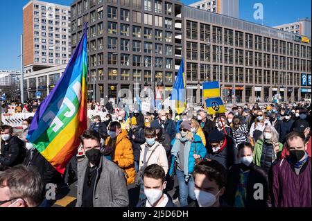 '13.03.2022, Berlino, Germania, Europa - manifestanti e attivisti della pace marciano lungo Grunerstrasse nel distretto di Mitte. A Berlino ancora decine di migliaia di persone dimostrano per la pace in Europa e contro la guerra di aggressione della Russia in Ucraina. La grande dimostrazione porterà da Alexanderplatz via Potsdamer Platz alla colonna della Vittoria e si svolgerà sotto il motto 'Stop the war! Pace e solidarietà per il popolo ucraino». [traduzione automatizzata]' Foto Stock