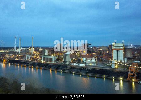 «Salzgitter, 12 aprile 2022 - Vista delle acciaierie della Salzgitter AG. Salzgitter AG, Avacon e Linde avviano la gestione di una produzione industriale di idrogeno basata sull'elettricità prodotta dall'energia eolica. Con il funzionamento del progetto ''Wind Hydrogen Salzgitter - WindH2'', l'idrogeno verde sarà prodotto sul sito di Huettenwerk in futuro. [traduzione automatizzata]' Foto Stock