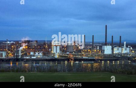 «Salzgitter, 12 aprile 2022 - Vista delle acciaierie della Salzgitter AG. Salzgitter AG, Avacon e Linde avviano la gestione di una produzione industriale di idrogeno basata sull'elettricità prodotta dall'energia eolica. Con il funzionamento del progetto ''Wind Hydrogen Salzgitter - WindH2'', l'idrogeno verde sarà prodotto sul sito di Huettenwerk in futuro. [traduzione automatizzata]' Foto Stock