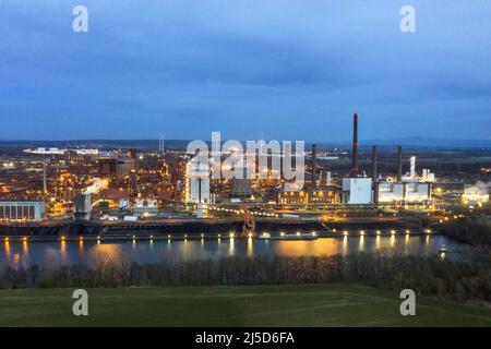 «Salzgitter, 12 aprile 2022 - Vista delle acciaierie della Salzgitter AG. Salzgitter AG, Avacon e Linde avviano la gestione di una produzione industriale di idrogeno basata sull'elettricità prodotta dall'energia eolica. Con il funzionamento del progetto ''Wind Hydrogen Salzgitter - WindH2'', l'idrogeno verde sarà prodotto sul sito di Huettenwerk in futuro. [traduzione automatizzata]' Foto Stock