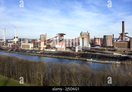 «Salzgitter, 12 aprile 2022 - Vista delle acciaierie della Salzgitter AG. Salzgitter AG, Avacon e Linde avviano la gestione di una produzione industriale di idrogeno basata sull'elettricità prodotta dall'energia eolica. Con il funzionamento del progetto ''Wind Hydrogen Salzgitter - WindH2'', l'idrogeno verde sarà prodotto sul sito di Huettenwerk in futuro. [traduzione automatizzata]' Foto Stock