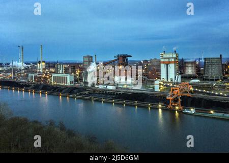 «Salzgitter, 12 aprile 2022 - Vista delle acciaierie della Salzgitter AG. Salzgitter AG, Avacon e Linde avviano la gestione di una produzione industriale di idrogeno basata sull'elettricità prodotta dall'energia eolica. Con il funzionamento del progetto ''Wind Hydrogen Salzgitter - WindH2'', l'idrogeno verde sarà prodotto sul sito di Huettenwerk in futuro. [traduzione automatizzata]' Foto Stock