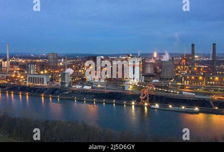 «Salzgitter, 12 aprile 2022 - Vista delle acciaierie della Salzgitter AG. Salzgitter AG, Avacon e Linde avviano la gestione di una produzione industriale di idrogeno basata sull'elettricità prodotta dall'energia eolica. Con il funzionamento del progetto ''Wind Hydrogen Salzgitter - WindH2'', l'idrogeno verde sarà prodotto sul sito di Huettenwerk in futuro. [traduzione automatizzata]' Foto Stock