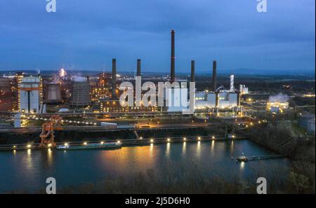 «Salzgitter, 12 aprile 2022 - Vista delle acciaierie della Salzgitter AG. Salzgitter AG, Avacon e Linde avviano la gestione di una produzione industriale di idrogeno basata sull'elettricità prodotta dall'energia eolica. Con il funzionamento del progetto ''Wind Hydrogen Salzgitter - WindH2'', l'idrogeno verde sarà prodotto sul sito di Huettenwerk in futuro. [traduzione automatizzata]' Foto Stock