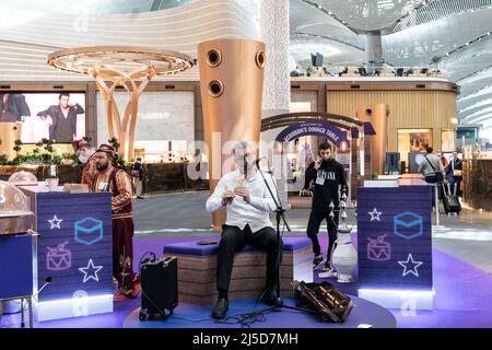 Istanbul, Turchia. 21st Apr 2022. Il musicista suona il flauto all'Aeroporto Internazionale di Istanbul durante il mese Santo del Ramadan. L'aeroporto è arredato con gusto per l'occasione del Ramadan. I negozi duty free sono pieni di dolci tradizionali turchi come Rahat Lokum noto come la delizia turca, halva, souvenir tra cui tappeti per preghiere e hookah (Foto di RadLev in/Pacific Press) Credit: Pacific Press Media Production Corp./Alamy Live News Foto Stock