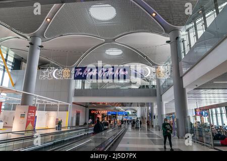 Istanbul, Turchia. 21st Apr 2022. I saluti del Ramadan visti all'aeroporto internazionale di Istanbul durante il mese Santo del Ramadan. L'aeroporto è arredato con gusto per l'occasione del Ramadan. I negozi duty free sono pieni di dolci tradizionali turchi come Rahat Lokum noto come la delizia turca, halva, souvenir tra cui tappeti per preghiere e hookah (Foto di RadLev in/Pacific Press) Credit: Pacific Press Media Production Corp./Alamy Live News Foto Stock