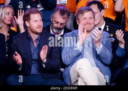 L'Aia, Paesi Bassi. 22nd Apr 2022. THE HAGUE - il duca di Sussex, il principe Harry e il re Willem-Alexander durante la finale di basket su sedia a rotelle l'ultimo giorno dei Giochi Invictus. ANP SEM VAN DER WAL Credit: ANP/Alamy Live News Foto Stock