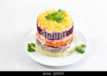 Insalata a strati con barbabietole, aringhe, carote e patate. Tradizionale insalata shuba russa Foto Stock