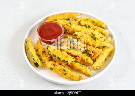 Bastoncini di zucchine al forno sul piatto, vista ravvicinata Foto Stock