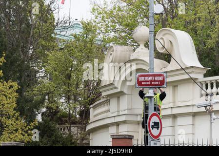 Praga, Repubblica Ceca. 22nd Apr 2022. I lavoratori installano un nuovo cartello stradale di fronte all'ambasciata russa durante la cerimonia di ridenominazione. Parte della strada in cui si trova l'Ambasciata russa a Praga, è stato ufficialmente rinominato in via degli Eroi ucraini (in lingua ceca l'Ucraina hrdinu). La strada è stata rinominata come atto simbolico per dimostrare solidarietà e sostegno all'Ucraina nell'aggressione russa in corso. (Foto di Tomas Tkacik/SOPA Images/Sipa USA) Credit: Sipa USA/Alamy Live News Foto Stock