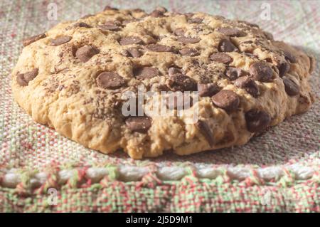 Biscotto grande con gocce di cioccolato con luce naturale, concetto di ricetta fatta in casa. Foto Stock