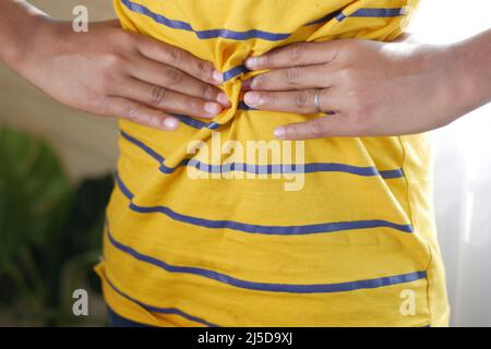 ragazzo adolescente che soffre di mal di stomaco in primo piano. Foto Stock