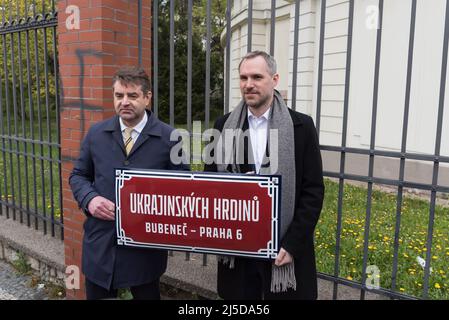 Praga, Repubblica Ceca. 22nd Apr 2022. L'ambasciatore ucraino nella Repubblica ceca Yevhen Perebyinis (L) e il sindaco di Praga Zdenek Hrib (R) posano con un nuovo cartello stradale di fronte all'ambasciata russa durante la cerimonia di ridenominazione. Parte della strada in cui si trova l'Ambasciata russa a Praga, è stato ufficialmente rinominato in via degli Eroi ucraini (in lingua ceca l'Ucraina hrdinu). La strada è stata rinominata come atto simbolico per dimostrare solidarietà e sostegno all'Ucraina nell'aggressione russa in corso. Credit: SOPA Images Limited/Alamy Live News Foto Stock