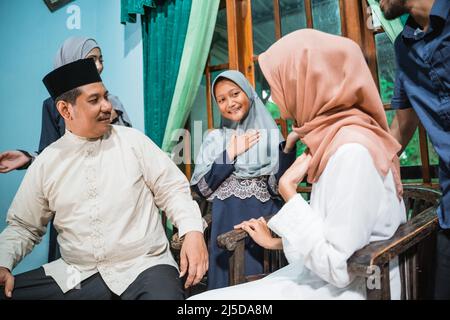 una gioia familiare durante la celebrazione di idul fitri Foto Stock