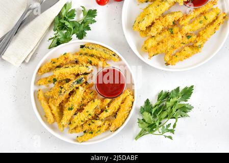 Zucchine fritte croccanti sul piatto. Vista dall'alto, piatto Foto Stock