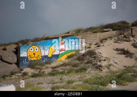 Francia, regione Hauts de France, Pas de Calais, Côte d’Opale (Costa d’Opale), Berck sur Mer, Fresque peinte sur un blockhaus, phoque et phare Foto Stock