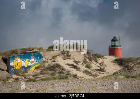 Francia, regione Hauts de France, Pas de Calais, Côte d’Opale (Costa d’Opale), Berck sur Mer, Fresque peinte sur un blockhaus, phoque et phare Foto Stock