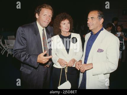 Patrick Poivre d'Arvor, Nicole Avril e Jean-Pierre Elkabbach nei locali del canale televisivo francese TF1. Parigi, 28 giugno 1990. Foto Stock