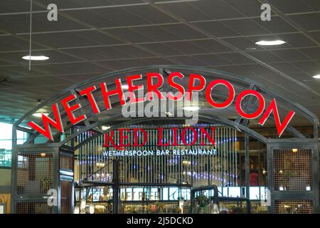 Cartello / segnaletica al Red Lion Wetherspoon / Wetherspoons Pub / ristorante / Public House, presso l'aeroporto di Gatwick di Londra North Terminal, Crawley. REGNO UNITO (129) Foto Stock
