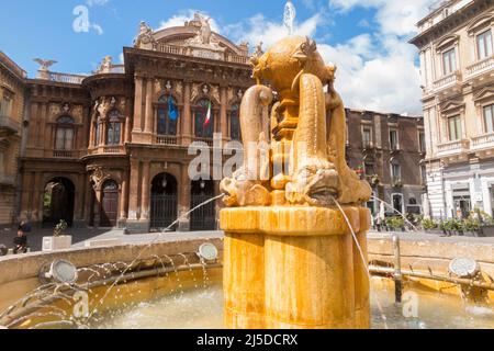 Fontana dei Delfini, Centro Catania. Piccola fontana a tema di delfini con il teatro dell'opera sullo sfondo. Piazza Teatro. Centro di Catania. Sicilia. Italia. (129) Foto Stock