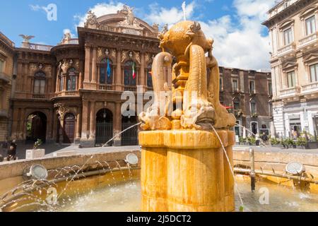 Fontana dei Delfini, Centro Catania. Piccola fontana a tema di delfini con il teatro dell'opera sullo sfondo. Piazza Teatro. Centro di Catania. Sicilia. Italia. (129) Foto Stock