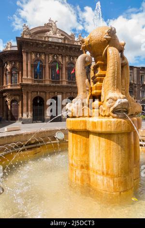 Fontana dei Delfini, Centro Catania. Piccola fontana a tema di delfini con il teatro dell'opera sullo sfondo. Piazza Teatro. Centro di Catania. Sicilia. Italia. (129) Foto Stock