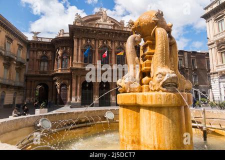 Fontana dei Delfini, Centro Catania. Piccola fontana a tema di delfini con il teatro dell'opera sullo sfondo. Piazza Teatro. Centro di Catania. Sicilia. Italia. (129) Foto Stock