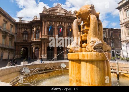 Fontana dei Delfini, Centro Catania. Piccola fontana a tema di delfini con il teatro dell'opera sullo sfondo. Piazza Teatro. Centro di Catania. Sicilia. Italia. (129) Foto Stock