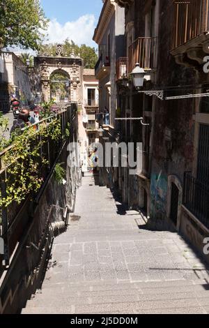 Volo di scalinata in discesa su Via Penninello, comune di Catania, Sicilia. Italia. Vista da Via Crociferi. Il passaggio è un'area pedonale. (129) Foto Stock